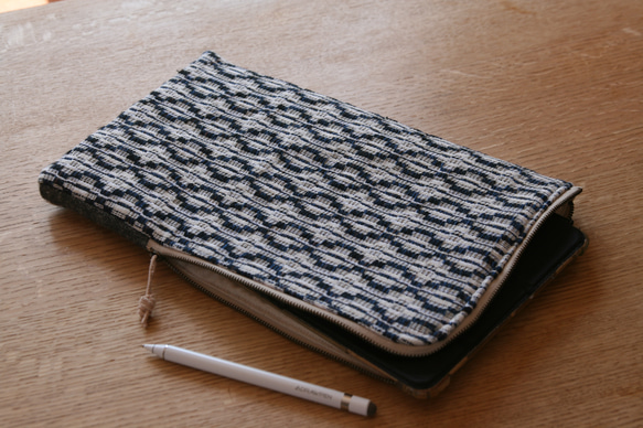 北欧手織りタブレットポーチ（ネイビー）サークル 1枚目の画像