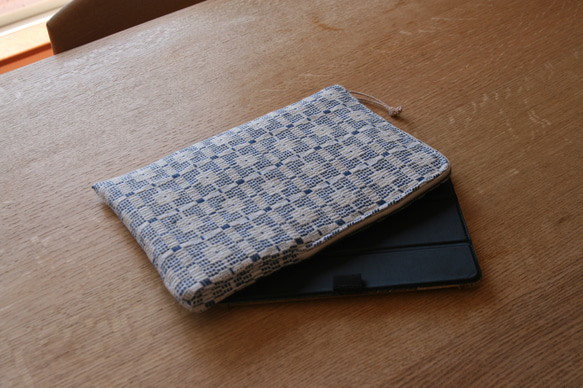 北欧手織りタブレットポーチ（ライトブルー） 2枚目の画像