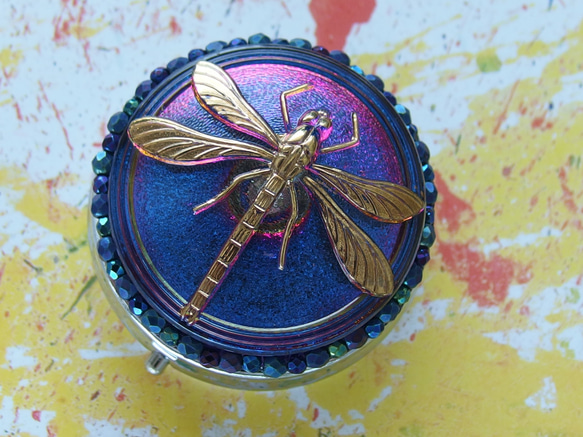 蜻蛉　マットアイリスブルー　チェコガラスボタンのピルケース　小さなジュエリーボックス　一点限り 3枚目の画像