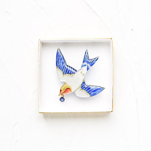 ツバメのブローチ ツバメのブローチ クリスタル付き オートクチュール刺繍