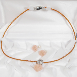 薔薇モチーフのピンクオパールのネックレスとピアスのセット（SV925、貝パーツ、メノウ、本真珠、淡水パール、チタン） 1枚目の画像