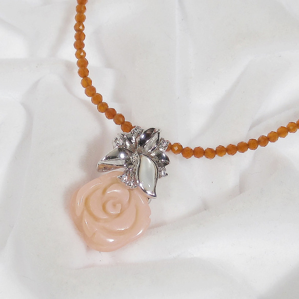 薔薇モチーフのピンクオパールのネックレスとピアスのセット（SV925、貝パーツ、メノウ、本真珠、淡水パール、チタン） 2枚目の画像