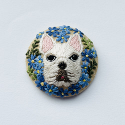 一点物 **手刺繍ブローチ** ボストンテリア、犬ブローチ、お花刺繍
