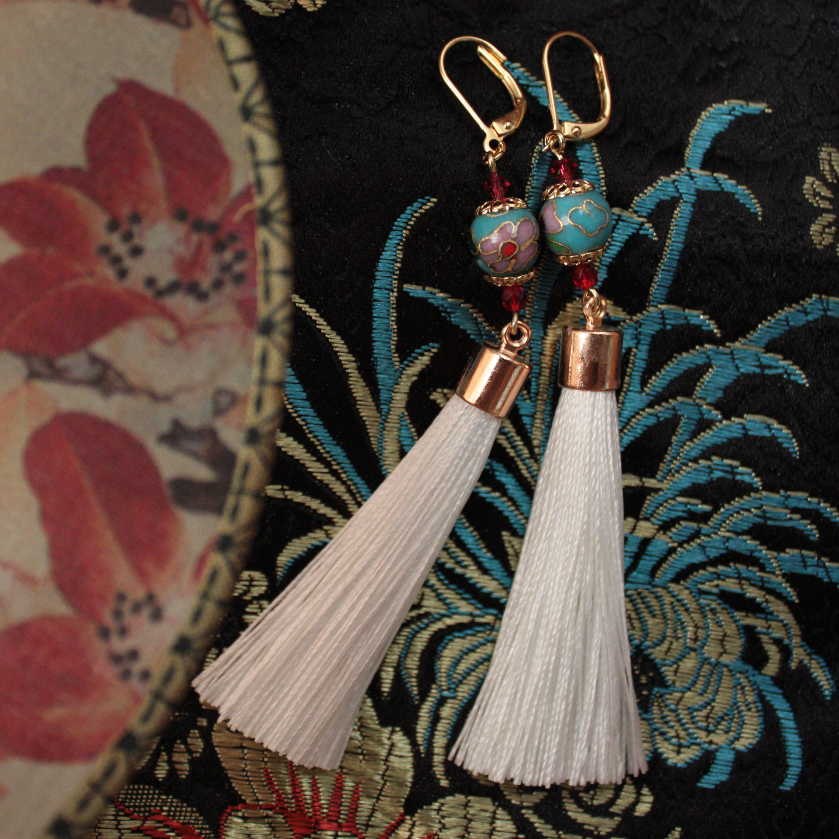 1277】レジンモチーフとタッセルのピアス 八重菊結びとタッセルの