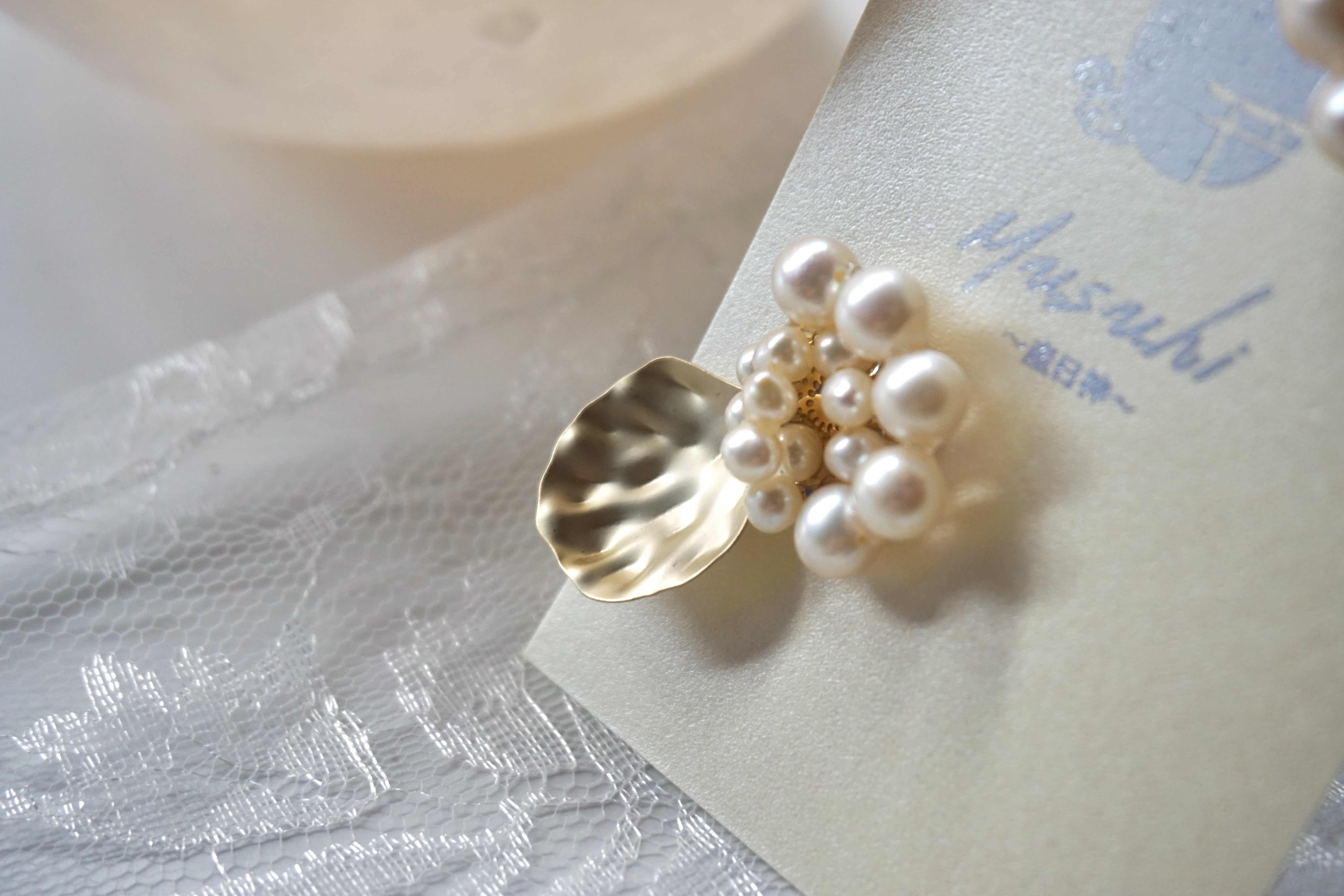 日本の四季アクセサリー「椿落つ」