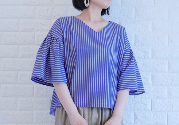 【播州織×爽やかストライプ】風通し抜群のギャザーブラウス　二の腕カバー・脱ぎ着楽　すっきり見え　上品な大人の夏服　 1枚目の画像