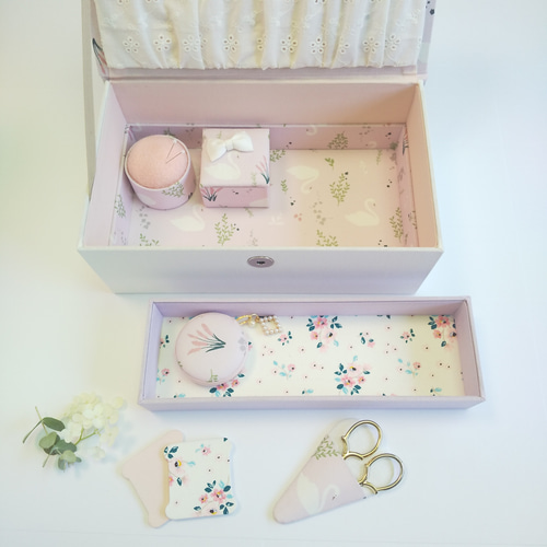 たっぷり収納お裁縫箱(カルトナージュ、Floral swan - ベリー） フリー