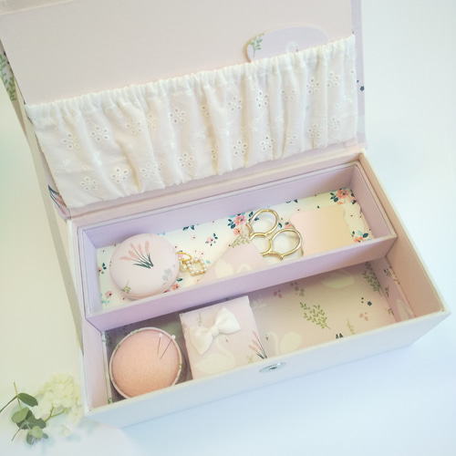 たっぷり収納お裁縫箱(カルトナージュ、Floral swan - ベリー） フリー