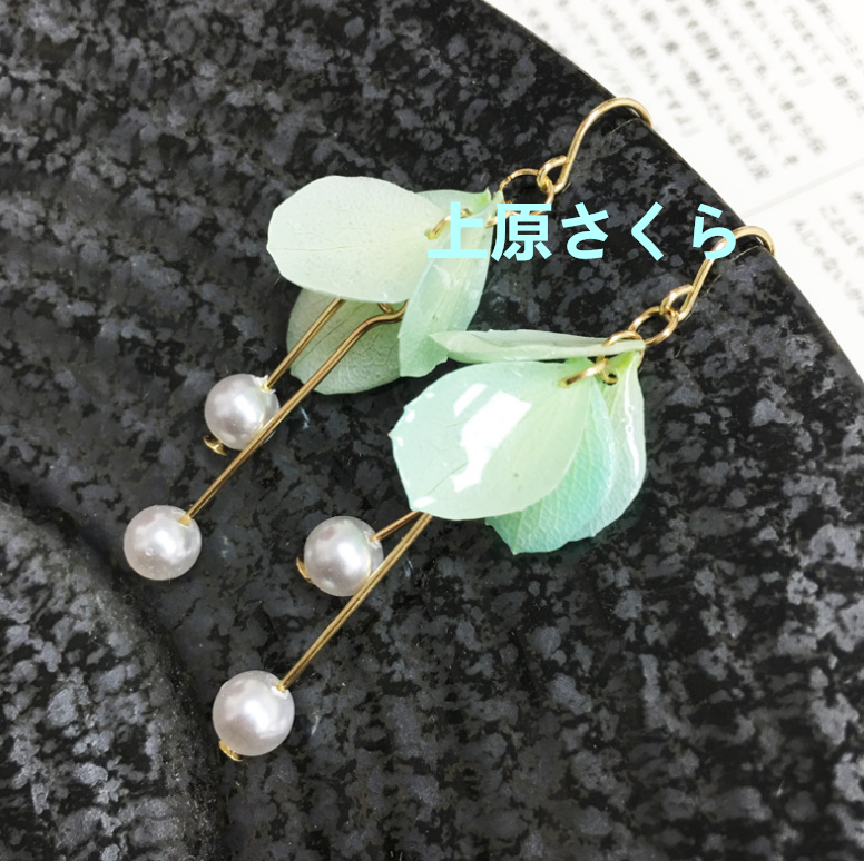 緑色の花デザインピアス 緑色の花デザインピアス