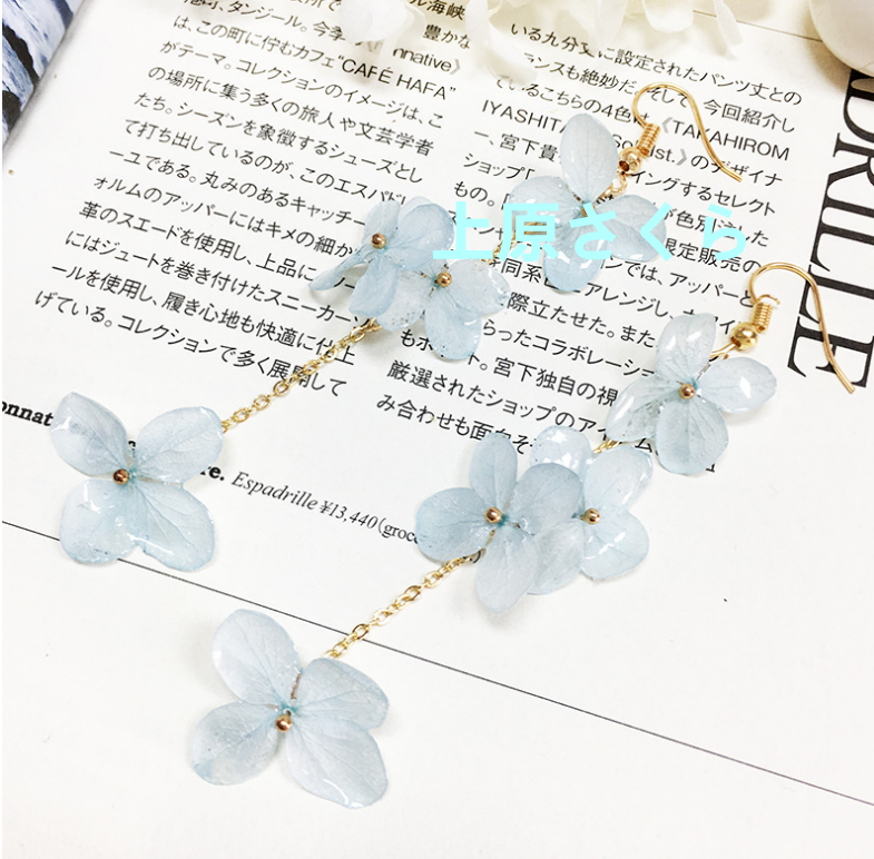 花びら舞う ピアス·イヤリング