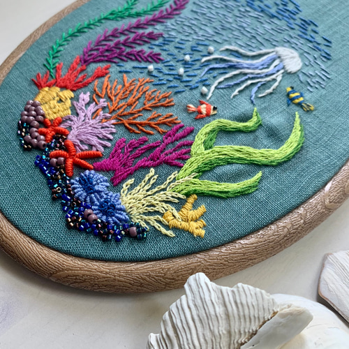 クジラとサンゴの刺繍タペストリー 受注製作》Coral leaf in the blue sea クラゲと魚たちの珊瑚礁