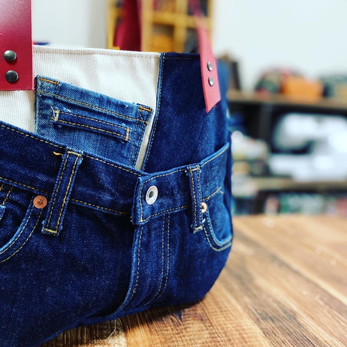デニムと革のトートバッグ：デニムリメイク×本革持ち手レッド【スマホのおうちがあるバッグ】 トートバッグ ハンドメイドnico  通販｜Creema(クリーマ) 16054340