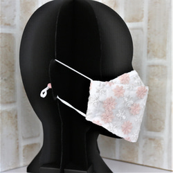 夏マスク・息がしやすいマスク／ホワイトの地にピンクとホワイトの小花を刺繍したチュールレースがエレガントな折り上げマスク 3枚目の画像