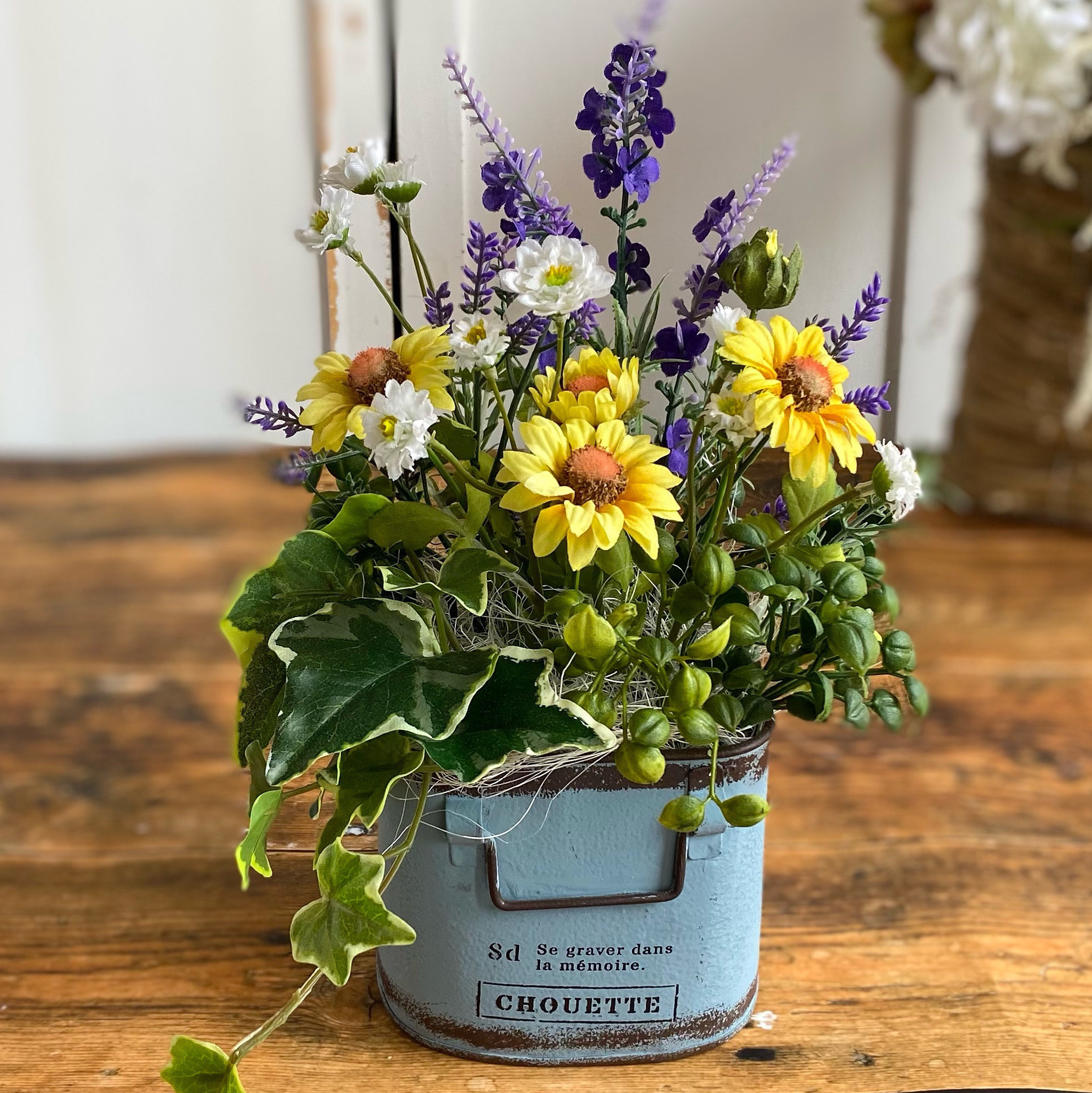 ラベンダーとデイジーの寄せ植え風アレンジメント・アーティフィシャルフラワー〜ひまわり色のマーガレット・母の日ギフトに
