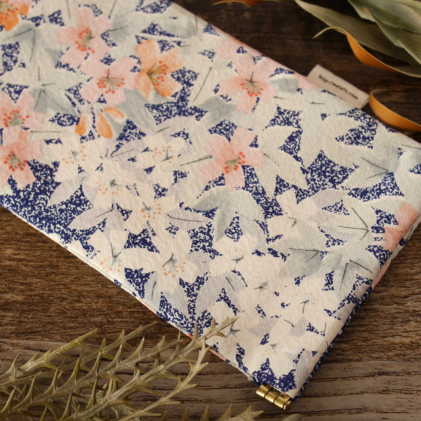 白とピンクの花模様　きものサングラスケース　バネ口ポーチ　地曵いく子プロデュース