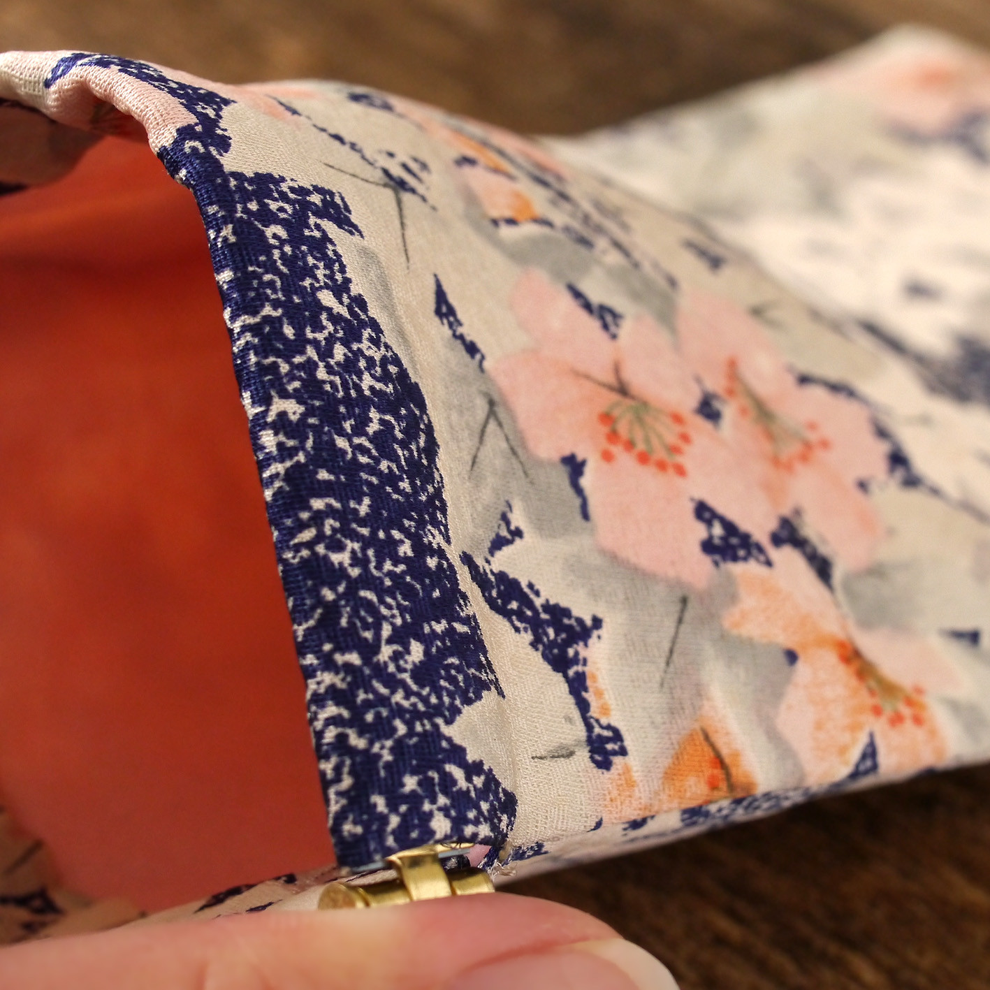 白とピンクの花模様　きものサングラスケース　バネ口ポーチ　地曵いく子プロデュース