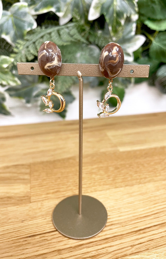 【handmade】marble oval stone×crystal leaf pierce（gold-brown） 4枚目の画像