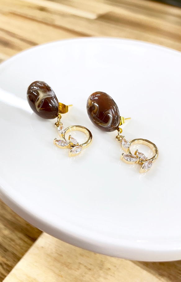 【handmade】marble oval stone×crystal leaf pierce（gold-brown） 2枚目の画像