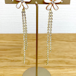 【handmade】retro flower×crystal long chain pierce（gold-white） 3枚目の画像