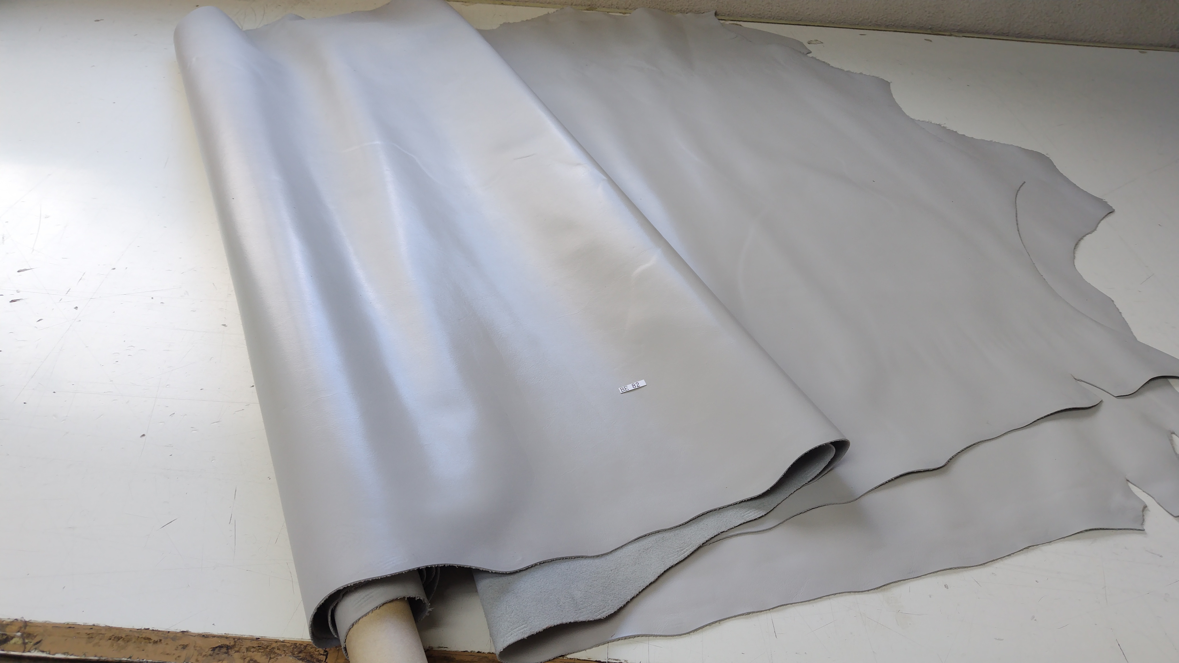 BE82 国産牛革　ライトグレー系（アイボリー系）　大きさ　250デシ　厚さ1.1mm程度