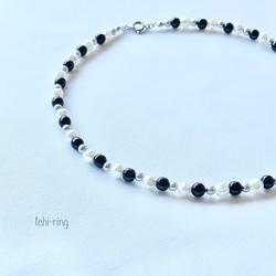 モノトーンカラー ミックスパールのショートネックレス 1枚目の画像