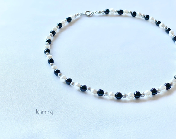 モノトーンカラー ミックスパールのショートネックレス 1枚目の画像