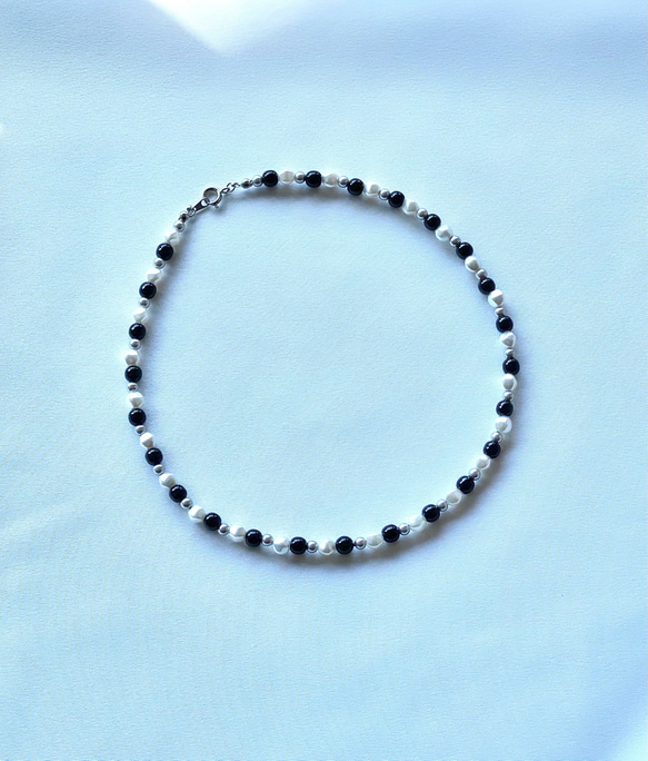 モノトーンカラー ミックスパールのショートネックレス 2枚目の画像