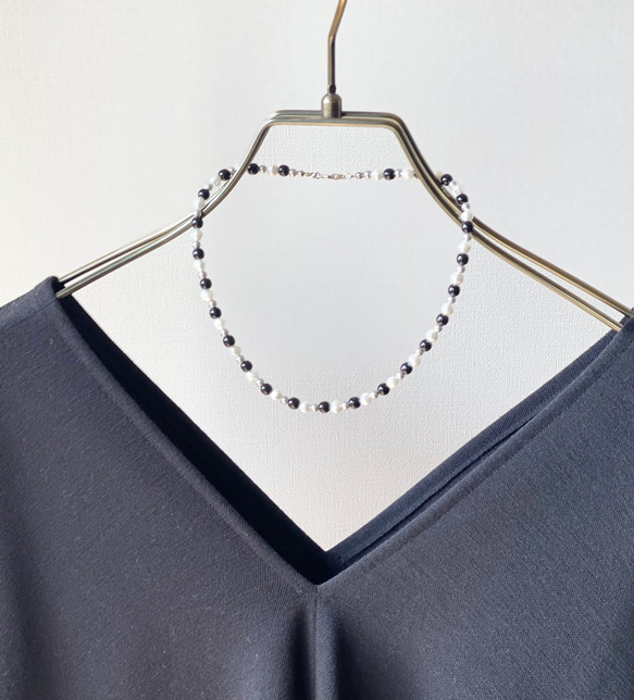 モノトーンカラー ミックスパールのショートネックレス 4枚目の画像