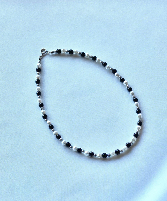 モノトーンカラー ミックスパールのショートネックレス 3枚目の画像