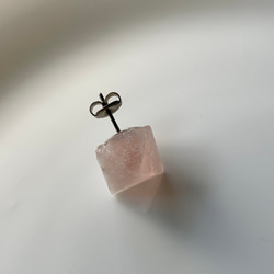 ピンクフローライトの片耳ピアス 4枚目の画像