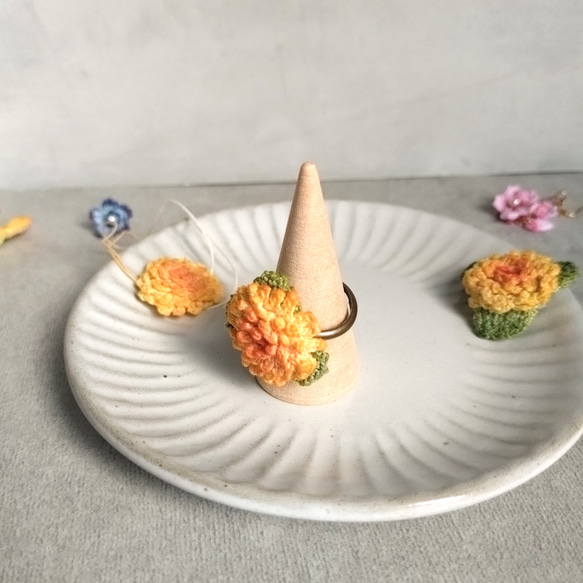 たんぽぽのの指輪♪［ゆびに花いちりん］レース編み・手染めのお花 2枚目の画像