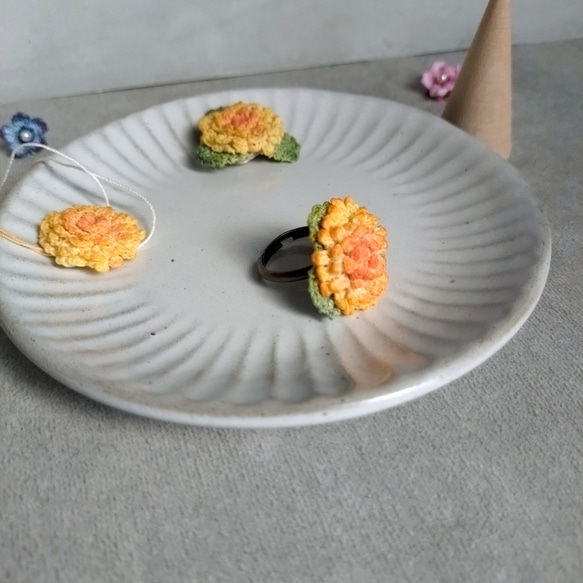 たんぽぽのの指輪♪［ゆびに花いちりん］レース編み・手染めのお花 3枚目の画像