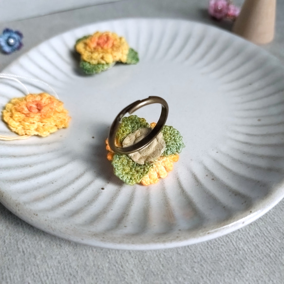 たんぽぽのの指輪♪［ゆびに花いちりん］レース編み・手染めのお花 4枚目の画像