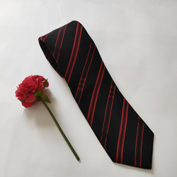 【高級正絹ネクタイ】光沢のある黒と赤のストライプ柄／雨コート生地(撥水加工)（送料無料・ラッピング無料） 2枚目の画像