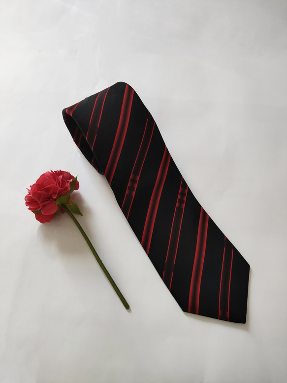 【高級正絹ネクタイ】光沢のある黒と赤のストライプ柄／雨コート生地(撥水加工)（送料無料・ラッピング無料） 2枚目の画像