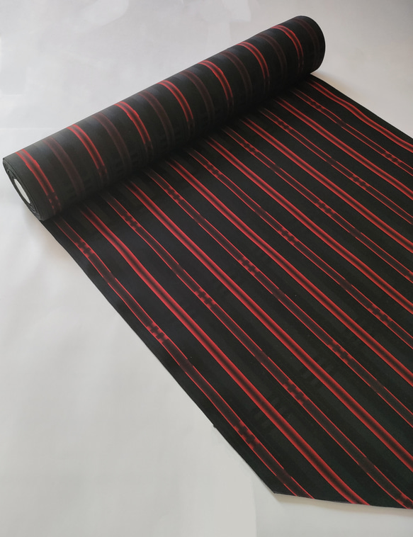 【高級正絹ネクタイ】光沢のある黒と赤のストライプ柄／雨コート生地(撥水加工)（送料無料・ラッピング無料） 5枚目の画像