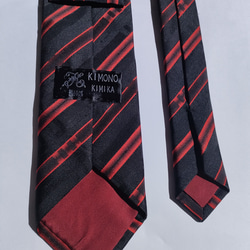 【高級正絹ネクタイ】光沢のある黒と赤のストライプ柄／雨コート生地(撥水加工)（送料無料・ラッピング無料） 4枚目の画像