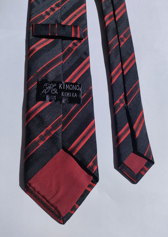 【高級正絹ネクタイ】光沢のある黒と赤のストライプ柄／雨コート生地(撥水加工)（送料無料・ラッピング無料） 4枚目の画像