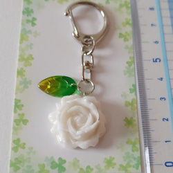 【ハンドメイド】薔薇バックチャーム ホワイト 4枚目の画像