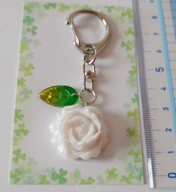 【ハンドメイド】薔薇バックチャーム ホワイト 4枚目の画像