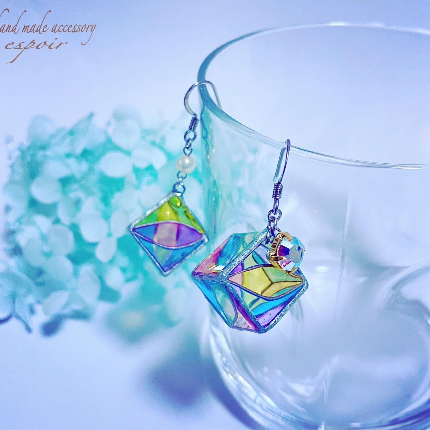 指輪を 麗しの 七色の 手近におけて イヤリングピアス ステンドグラスの置物