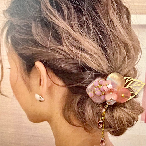 紫陽花のポニーフック チェリーピンクとゴールド みずみずしく揺れる雫 
