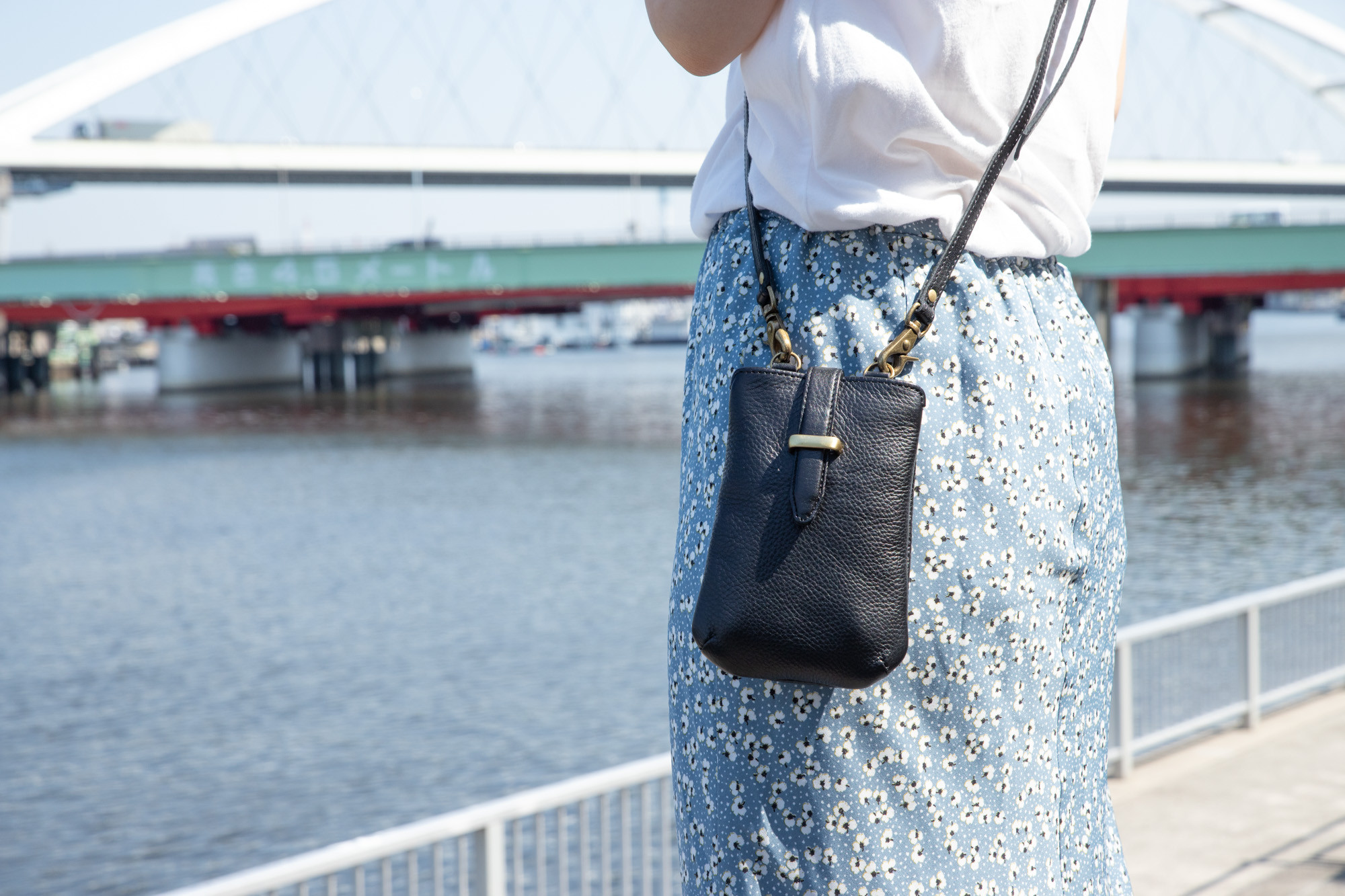 スマホショルダー　シュリンクレザー　ブラック　スマホポシェット　ポーチ　ポシェット　本革　日本製　apo-24nns