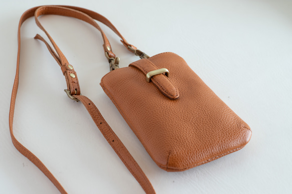 スマホショルダー　シュリンクレザー　キャメル　スマホポシェット　ポーチ　ポシェット　本革　日本製　apo-24nns 2枚目の画像