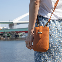 スマホショルダー　シュリンクレザー　キャメル　スマホポシェット　ポーチ　ポシェット　本革　日本製　apo-24nns 1枚目の画像