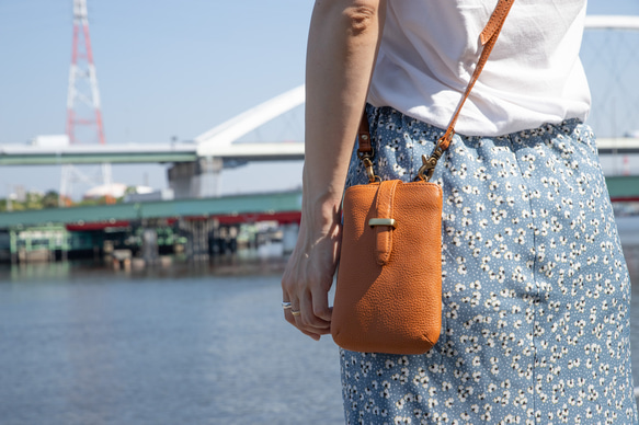 スマホショルダー　シュリンクレザー　キャメル　スマホポシェット　ポーチ　ポシェット　本革　日本製　apo-24nns 1枚目の画像