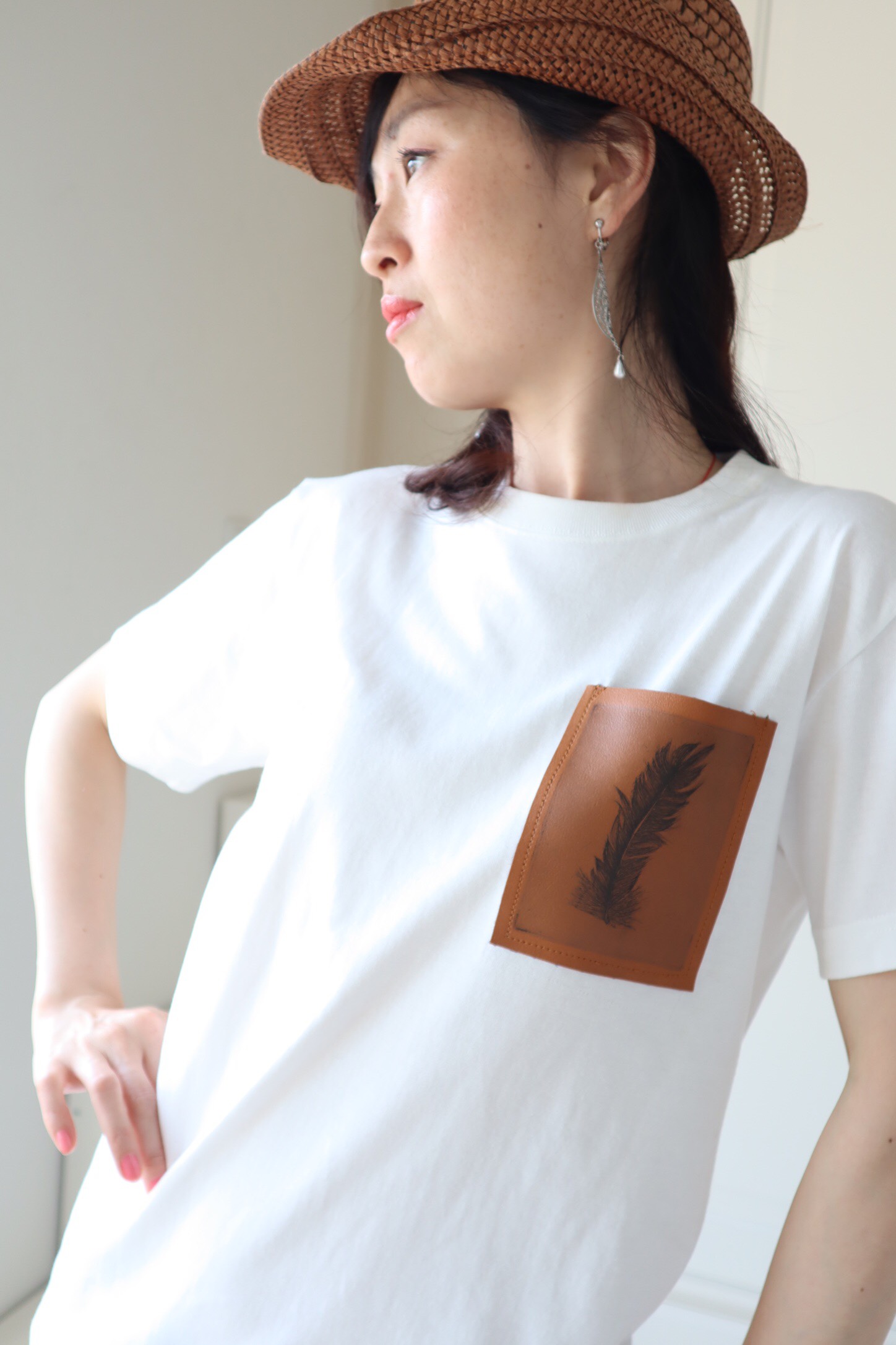 本革銅版版画ポケット白Tシャツー羽（女性Mサイズ)