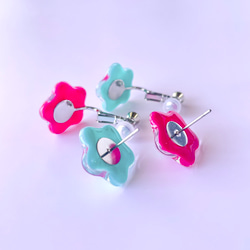 glass flower retro pink blue bycolor Earrings 4枚目の画像