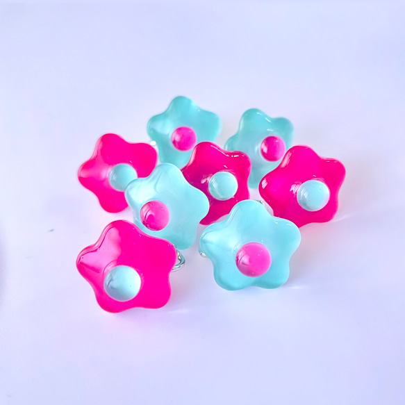 glass flower retro pink blue bycolor Earrings 3枚目の画像