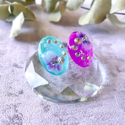 glass oval purple tiffanyblue bycolor flower Earrings 5枚目の画像